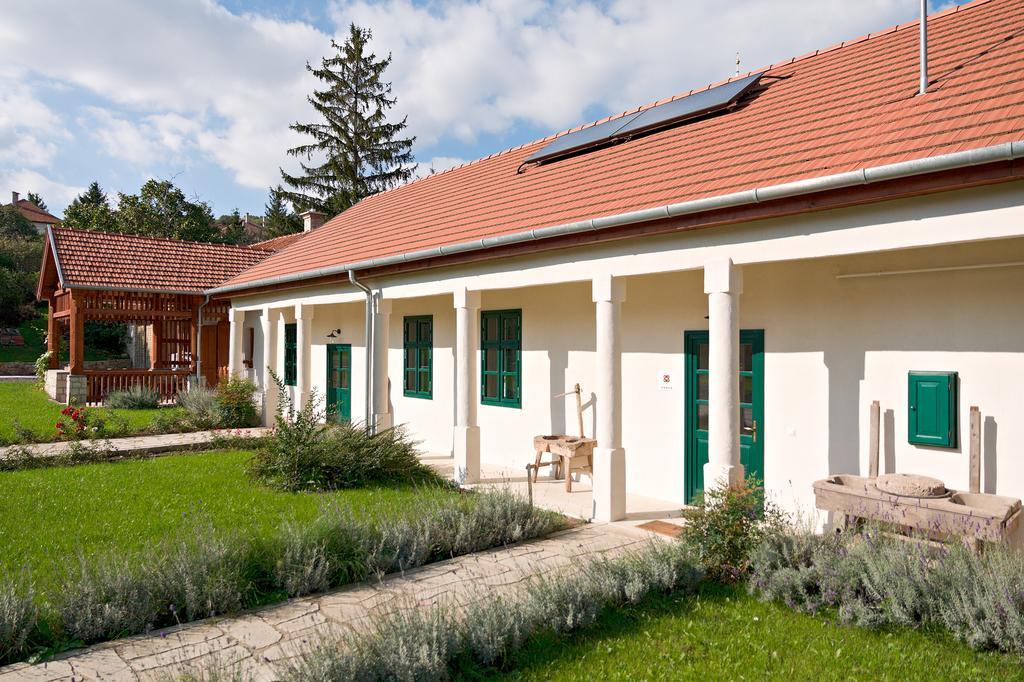 Barta Pince Vendeghaz Mad Hotel Buitenkant foto